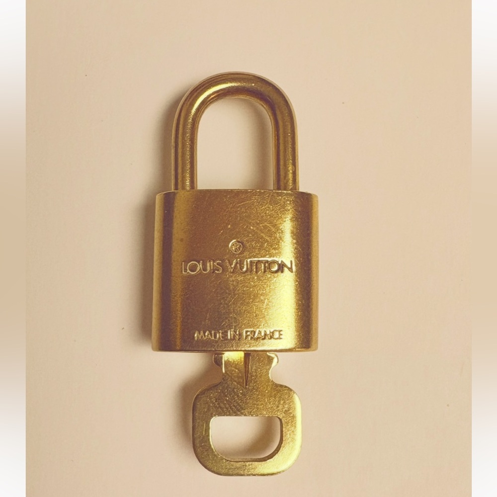 Luxurious Authentic Louis Vuitton Gold Padlock Key Necklace Complimentary - Picture 5 of 5